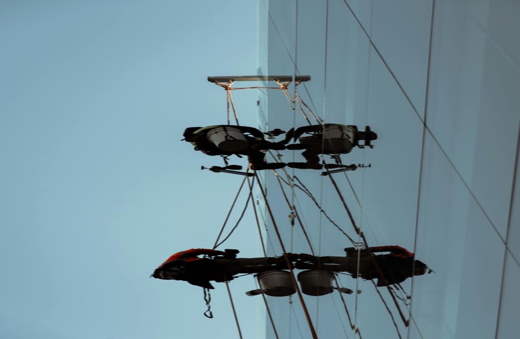 The key differences between industrial rope access and recreational climbing Industrial Rope Access vs Rock Climbing